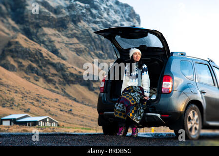 Female traveler bénéficiant d'Islande vue depuis le coffre de voiture Banque D'Images