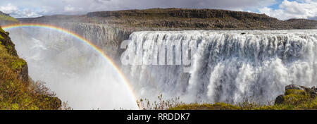 Vue panoramique sur la cascade de Dettifoss Jökulsá á Fjöllum river, le parc national du Vatnajökull, le plus puissant et populaire en Europe cascade tou Banque D'Images