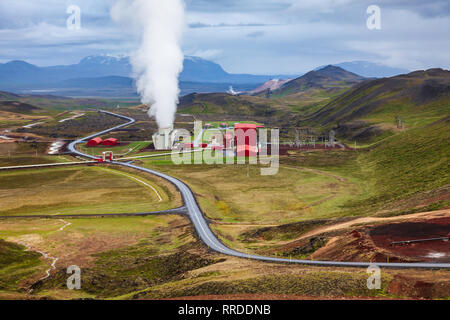 Tour de refroidissement de la vapeur géothermique de Krafla, la plus grande centrale électrique d'Islande Volcan Krafla proche, le nord-est de l'Islande, Scandinavie Banque D'Images