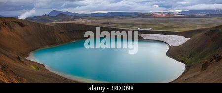 Vue panoramique du cratère Víti (l'enfer) avec de l'eau coloré bleu emeraude à Krafla région volcanique dans la région de Mývatn, le nord-est de l'Islande, Scandinavie Banque D'Images