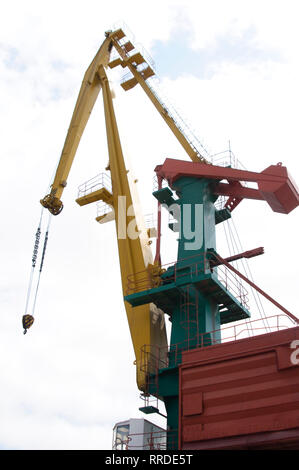 La grue de chargement dans le port d'une ville de Vladivostok. Banque D'Images