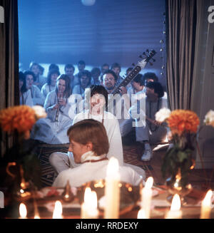 SOKO 5113- Foto : Peter (ROLAND MOMME JANTZ) wird in die Sekte aufgenommen. Regie : Kai Borsche aka. Dans die falsche Richtung / Überschrift : SOKO 5113 / BRD 1986 Banque D'Images