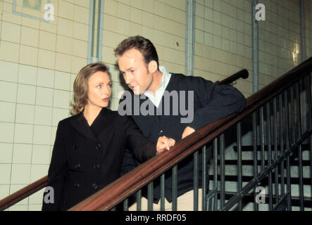 DER PARKHAUSMÖRDER - einem Parkhaus treibt ein psychopathischer Serienmörder sein Unwesen. Dans den Strudel der Ereignisse wird Anna Stein hineingezogen... MARITA MARSHALL - Anna Stein ULRICH NOETHEN - Jochen Stein régie : Michael Keusch / DER Überschrift : PARKHAUSMÖRDER / BRD 1996 Banque D'Images