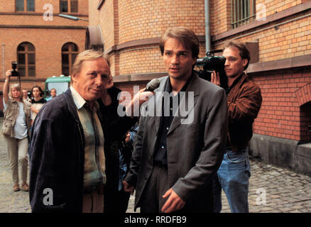 EIN FALL FÜR ZWEI / Fahrt zur Hölle Der Ex-Häftling Gellesch / Alex glaubt, M. Voss habe damals nicht mit der nhi nötigen Effizienz und verteidigt bringt nhi nhi Verdacht, nun ein Mörder und Vergewaltiger zu sein. Voir : Matula (CLAUS THEO GÄRTNER) hilft M. Voss (MATHIAS HERRMANN), als die Journalisten aufdringlich zu werden. / 41634 / 11DFAfall ,1 / Überschrift : EIN FALL FÜR ZWEI / D 1998 Banque D'Images