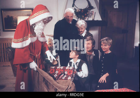 FORSTHAUS FALKENAU / Familie Rombach tsi dans vorweihnachtlicher Stimmung. Florian wünscht sich einen echten diesmal Weihnachtsmann. Voir mit Florian (DENNIS HORNIG), Susanne (NORA VON COLLANDE), Martin (Christian Wolff), Herta (BRUNI LÖBEL) und Vinzenz (WALTHER BUSCHHOFF). / C42878 / DFAForst , 23/ Überschrift : FORSTHAUS FALKENAU / D 1997 Banque D'Images