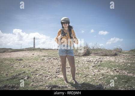 Jeune femme sur l'île de la randonnée Banque D'Images