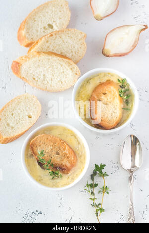 Deux bols de soupe à l'oignon avec du thym sur la table Banque D'Images