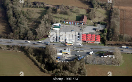 Vue aérienne de stations-service Shell et JJ's Services sur l'A1M d'autoroute près de Pontefract, West Yorkshire Banque D'Images