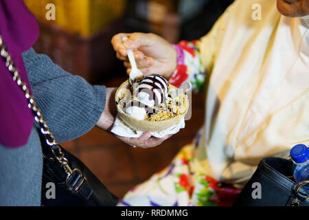 Johor Bahru, Malaisie - Février 2019 : un célèbre Thaïlande glace coco vendus sur la rue à Johor Bahru Banque D'Images