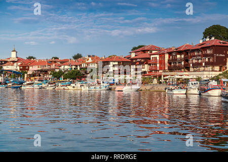 Nessebar, Bulgarie - 20 juillet 2014 : paysage côtier de la vieille ville de Nessebar. Les gens ordinaires à pied la rue Banque D'Images