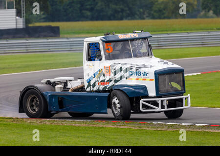 Bint Adam dans la Volvo White Aerodyne, Division 2, Campionship réunion de courses de camions, Snetterton en 2018, Norfolk, Royaume-Uni. La sortie de Palmers corner. Banque D'Images