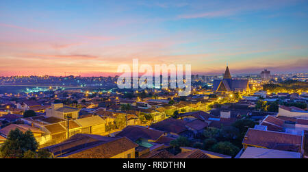 Lever de soleil à Araras, Brasil. Le début parfait d'une journée avec un beau lever de soleil, l'éclairage de la ville. Banque D'Images