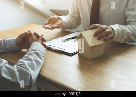 Hommes d'offrir un échange de contrats d'achat-vente. L'assurance d'affaires Accueil Les Concepts. Banque D'Images