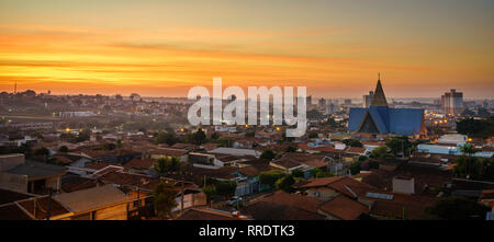 Lever de soleil à Araras, Brasil. Le début parfait d'une journée avec un beau lever de soleil, l'éclairage de la ville. Banque D'Images