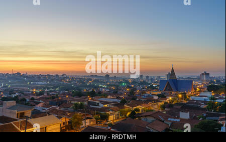 Lever de soleil à Araras, Brasil. Le début parfait d'une journée avec un beau lever de soleil, l'éclairage de la ville. Banque D'Images