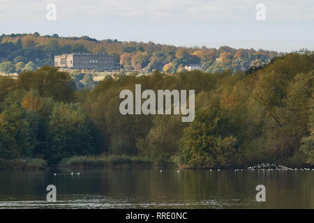 Jardins du Château de Worsbrough Wentworth réservoir usine paysage d'automne, South Yorkshire, Angleterre, Royaume-Uni, Europe Banque D'Images