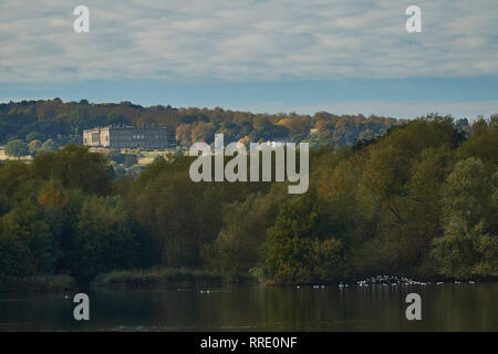 Jardins du Château de Worsbrough Wentworth réservoir usine paysage d'automne, South Yorkshire, Angleterre, Royaume-Uni, Europe Banque D'Images