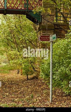 Trans Pennine Way à Worsbrough Mill en automne soleil, South Yorkshire, Angleterre, Royaume-Uni, Europe Banque D'Images