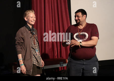 Tilda Swinton et Riyad Mustafa, directeur de la Pilton Palais Cinema tente au festival de Glastonbury, avant la projection d'un film. Date de la photo : Saturd Banque D'Images