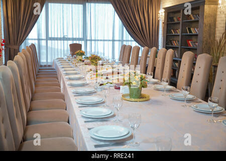 De loisirs, de divertissements, de l'éclairage sur le concept d'arrière-plan blured servi table et twinkle lights il y a un bon nombre de plaques, bougies, brillant Banque D'Images