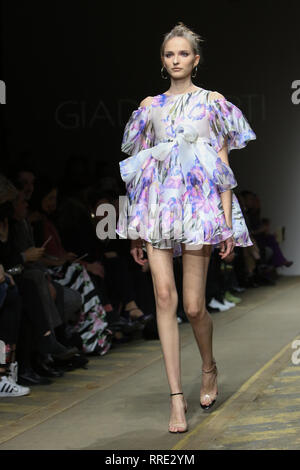 AltaRoma Automne/Hiver 2019/2020 - Giada Curti - Podium avec modèle : où : Rome, Latium, Italie Quand : 25 Jan 2019 Credit : IPA/WENN.com **Uniquement disponible pour publication au Royaume-Uni, USA, Allemagne, Autriche, Suisse** Banque D'Images