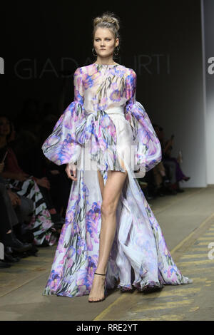 AltaRoma Automne/Hiver 2019/2020 - Giada Curti - Podium avec modèle : où : Rome, Latium, Italie Quand : 25 Jan 2019 Credit : IPA/WENN.com **Uniquement disponible pour publication au Royaume-Uni, USA, Allemagne, Autriche, Suisse** Banque D'Images