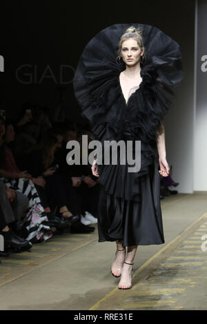 AltaRoma Automne/Hiver 2019/2020 - Giada Curti - Podium avec modèle : où : Rome, Latium, Italie Quand : 25 Jan 2019 Credit : IPA/WENN.com **Uniquement disponible pour publication au Royaume-Uni, USA, Allemagne, Autriche, Suisse** Banque D'Images