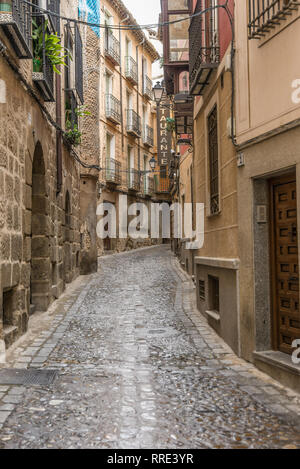 Tolède, Castille la Manche, Espagne - le 04 avril 2017 : des maisons traditionnelles et des rues étroites de la vieille ville de Tolède Banque D'Images