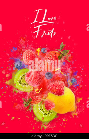 Et astucieusement conçu avec amour d'explosion de fruits avec des framboises, mûres, fraises, kiwis, citron et les projections d'eau dans l'arrière-plan Banque D'Images