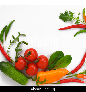 Saine alimentation légumes frais télévision restèrent isolées sur fond blanc. Tomate, concombre, poivron-bell, ruccola, mangold. Copie espace carré texte modèle de page Banque D'Images