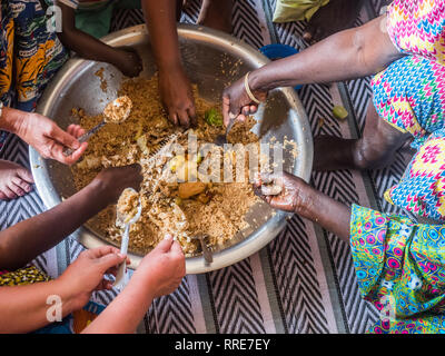 Sénégal famille manger ensemble dans la manière traditionnelle. Le Sénégal. L'Afrique. Banque D'Images