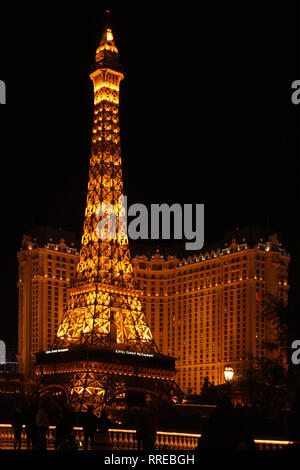 Le restaurant de la Tour Eiffel en face du casino et restaurant Paris Las Vegas. Las Vegas, Nevada, États-Unis Banque D'Images