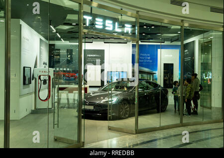 Tesla de pop up d'exposition à Canary Wharf, London, UK Banque D'Images