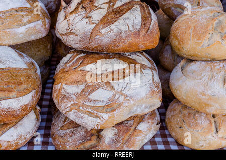 Des piles de pain au levain rustique sur table, Close up Banque D'Images