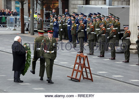 Michael D. Higgins, président de l'Irlande, se prépare à déposer une couronne de fleurs en face de l'objet Stratégie de groupe, à Dublin, à une cérémonie de commémoration, pour le 1916 à la hausse. Banque D'Images