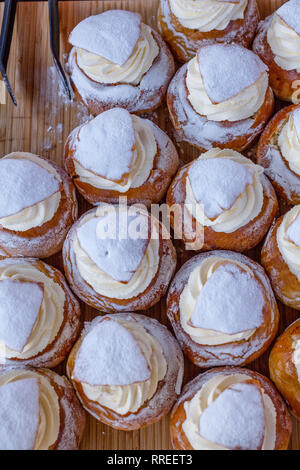 Le bac de Semlor Semla traditionnel suédois ou Sweet Buns prêt à être servi Banque D'Images