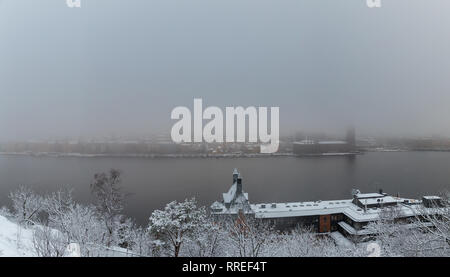 Ville de brouillard au-dessus du fleuve Riddarfjarden à Stockholm en Suède par une journée d'hiver avec la fonte de neige Banque D'Images