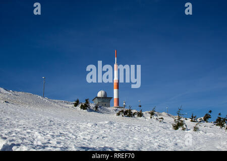 Haut de la montagne Brocken, recouvert de neige paysage d'hiver sur la plus haute montagne de Sachsen-Anhalt, Allemagne Banque D'Images