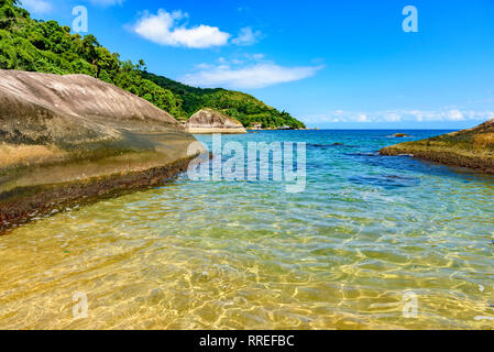 Rencontre entre la forêt tropicale et la mer sur une plage déserte et vierge sur Ilha Grande, côte verte de Rio de Janeiro Banque D'Images