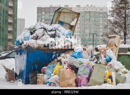 La Russie. Saint-petersbourg. Février 2019.beaucoup de déchets sur le s Banque D'Images