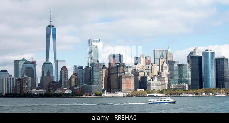 La ville de New York, USA - 15 octobre 2017 : UN NY Waterways ferry en direction de la Statue de la liberté sur un parfait après-midi d'automne, avec le centre-ville en Banque D'Images