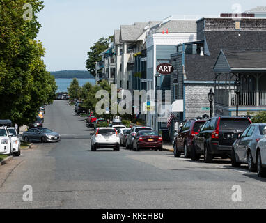 Bar Harbor, Maine, USA - 29 juillet 2017 : le tournant à droite de l'autoroute à la route qui vous emmène dans le village de Bar Harbor Maine. Banque D'Images