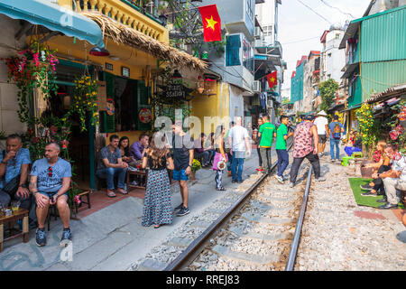 Vue de Hanoi street train entre Le Duan et Kham, rue fine dans vieux quartier de Hanoi, Hanoi, Vietnam, Asie Banque D'Images