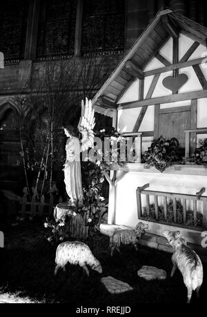 Scène nativité crèche dans la chapelle Notre-Dame de la cathédrale de Strasbourg pendant les vacances d'hiver, représentant la naissance de Jésus - avec l'allée Banque D'Images