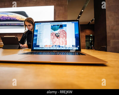 PARIS, FRANCE - Nov 8, 2018 : nouveau Apple MacBook Air ordinateur portable léger avec écran Retina et nouveau CPU - Apple Store voir jeune femme tests ainsi l'ordinateur portable Banque D'Images