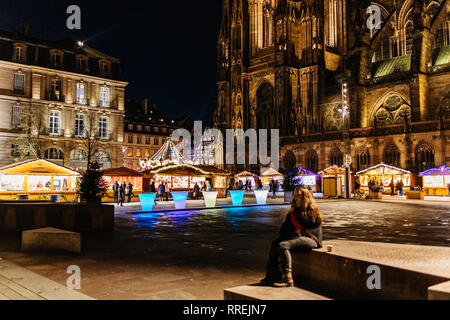 STRASBOURG, FRANCE - NOV 29, 2017 : endroit majestueux de château illuminé avec Notre-Dame de la cathédrale de Strasbourg au crépuscule lors de Marché de Noël Banque D'Images