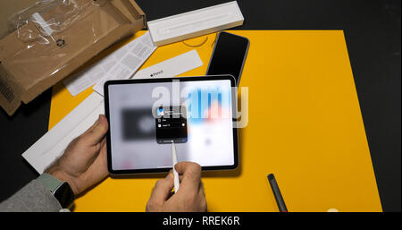 PARIS, FRANCE - NOV 16, 2018 : l'homme à l'Apple TV en streaming depuis l'ipad pro la musique de bat un canal radio 1 Banque D'Images