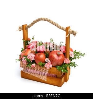 Don unique boîte en bois avec des fleurs et des fruits isolé sur fond blanc. Vue côté droit Banque D'Images