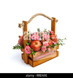 Don unique boîte en bois avec des fleurs et des fruits isolé sur fond blanc. Vue côté gauche Banque D'Images