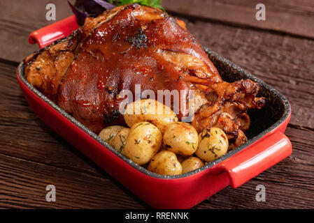 Close up roast jarret de porc servi avec des pommes de terre dans le bac Banque D'Images